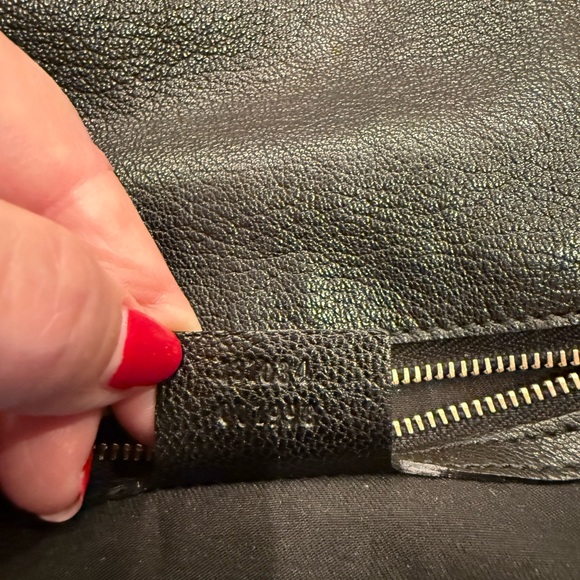 Gucci Black Leather Shoulder Bag with Gold Emblem - Picture 4 of 8